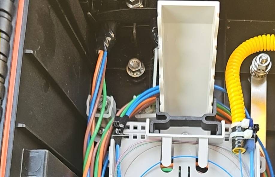 Fiber closure with routed buffer tubes and splice tray