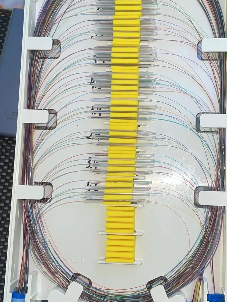 Fiber splice tray with organized splices and routed fibers